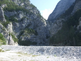 Blick vom Parkplatz auf den Klettergarten und den Pfeiler, auf den die Klettersteige führen.