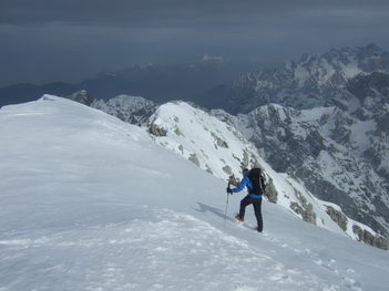 Skibergsteigen auf den Mangart über das Valle della Lavina und die Gipfelrinne