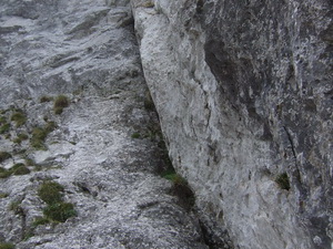 Blick in den Beginn der zweiten Seillänge, hier wird der Fels schon kompakter