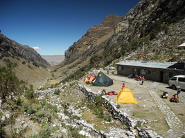 Roads End, Basecamp an der Laguna Llaca mit Bergführerhütte