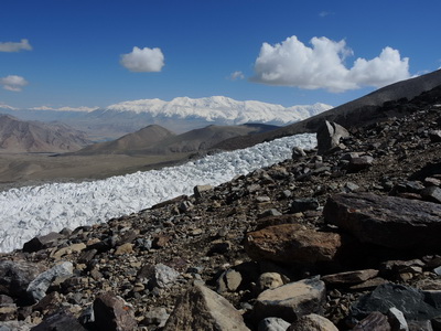 Blick auf den Kongur, höchster Berg des Pamir Gebirges