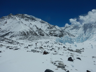Am Weg ins Camp 1 am Rande des Gyabrag-Gletscher