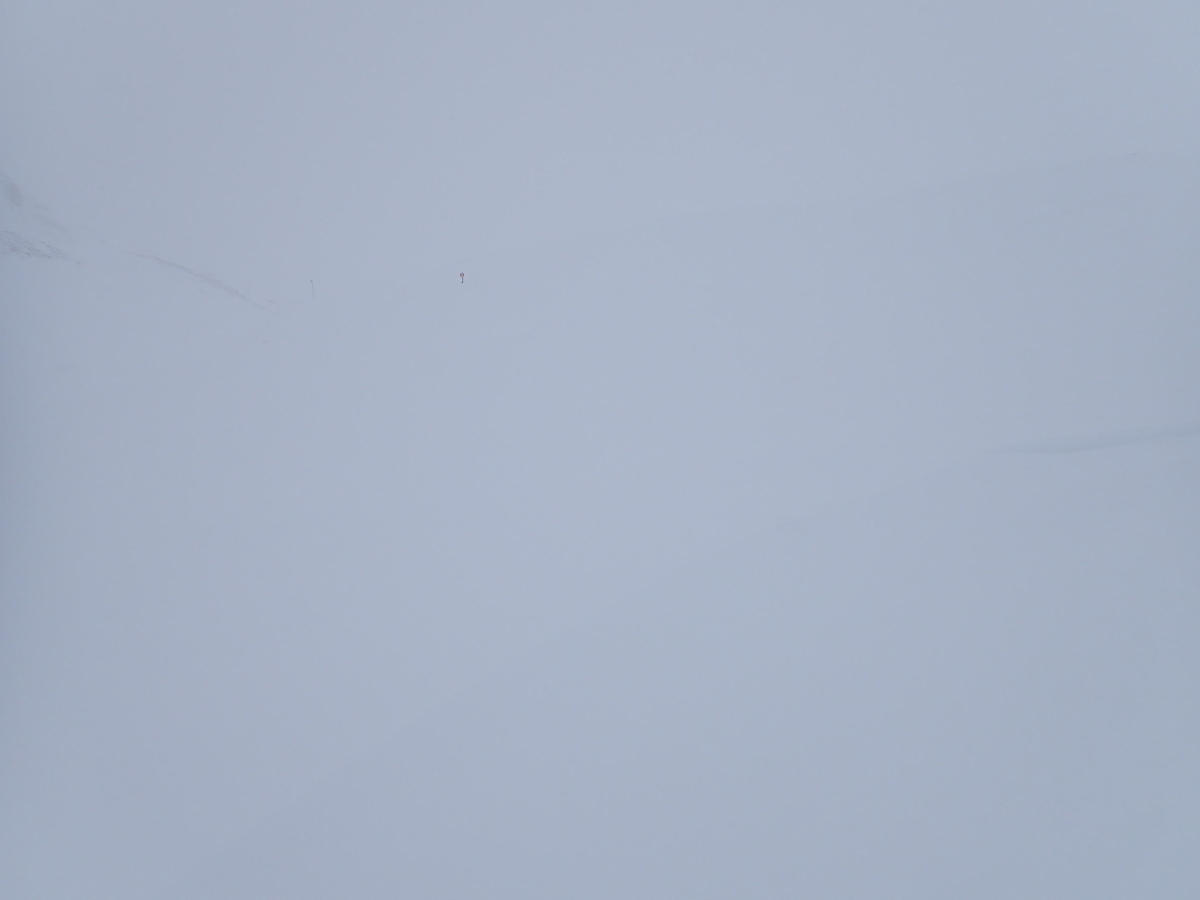 Die Wegweiser 'Skitourenroute' sind an Tagen wie diesen Gold wert